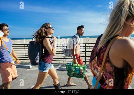 Groupe d'amis, à marcher vers beach Banque D'Images