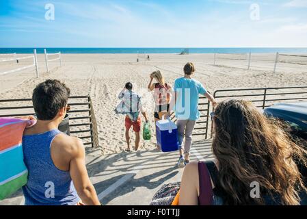 Groupe d'amis, à marcher en direction de la plage, vue arrière Banque D'Images