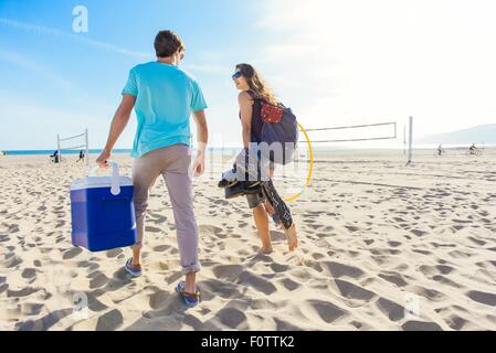 Jeune couple walking on beach, tenue cool fort, vue arrière Banque D'Images