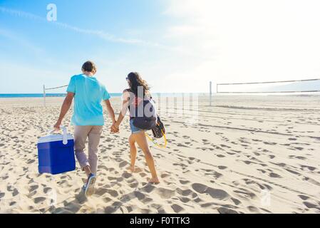 Jeune couple walking on beach, tenue cool fort, vue arrière Banque D'Images