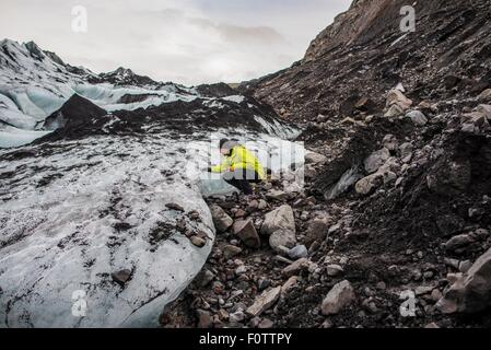 L'examen de l'homme au glacier Solheimajokull, Islande Banque D'Images