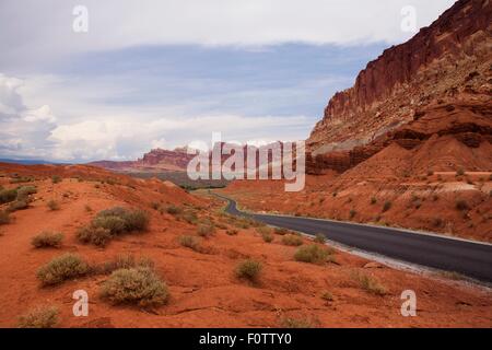 Voir des formations rocheuses et chemin rural de Capitol Reef National Park, Torrey, Utah, USA Banque D'Images