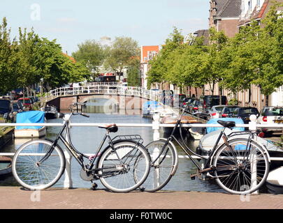 Haarlem.May-15-2014. Des vélos sur le pont à Haarlem. Pays-bas Banque D'Images