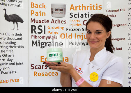 Southport, Merseyside, Royaume-Uni. 21 août, 2015. 26 ans Charlotte de Somerset, fait la promotion de ses sels de bain et baume sur son stand au salon floral de Southport. La plus grande bretagne flower show indépendant, célèbre avec une célébration de carnaval de toutes choses en chinois. Des événements à thème oriental, du divertissement, de l'alimentation et des chapiteaux floraux seront tous inspirés par la culture chinoise et de la conception. Credit : Cernan Elias/Alamy Live News. Banque D'Images