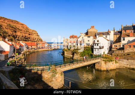 Une vue le long Roxby Beck vers le port de Staithes dans Yorkshire du Nord Banque D'Images