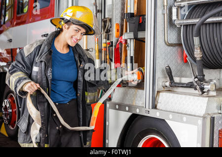 Portrait of happy flexible d'ajustement dans le camion de pompier Banque D'Images