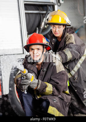Caserne de pompiers à la pratique Banque D'Images