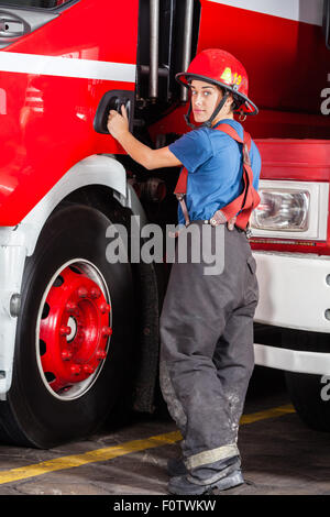 Portrait of permanent firewoman par camion à Banque D'Images
