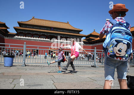 Beijing, Chine. Août 21, 2015. Les touristes chinois de prendre des photos à l'entrée d'un palais de la Cité interdite sur la Place Tian'anmen à Beijing, Chine, 21 août, 2015. Foto : CHRISTIAN CHARISIUS/dpa/Alamy Live News Banque D'Images