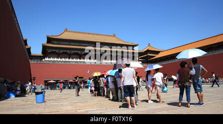 Beijing, Chine. Août 21, 2015. Ligne de touristes jusqu'à l'entrée d'un palais de la Cité interdite sur la Place Tian'anmen à Beijing, Chine, 21 août 2015. Photo : Christian Charisius/dpa/Alamy Live News Banque D'Images