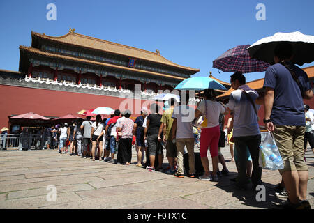 Beijing, Chine. Août 21, 2015. Ligne de touristes jusqu'à l'entrée d'un palais de la Cité interdite sur la Place Tian'anmen à Beijing, Chine, 21 août 2015. Photo : Christian Charisius/dpa/Alamy Live News Banque D'Images