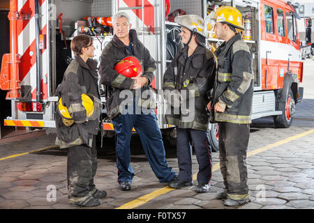 Portrait of permanent avec l'équipe des pompiers Banque D'Images