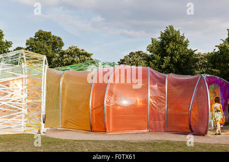 La serpentine 2015 Pavillon dans les jardins de Kensington, Londres, Angleterre. Conçu par l'Espagne, José Selgas et Lucia Cano. Banque D'Images