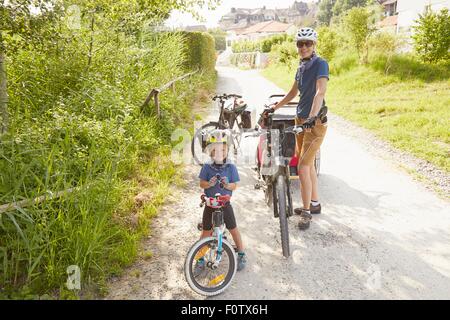 Portrait de mère et fils avec des bicyclettes Banque D'Images