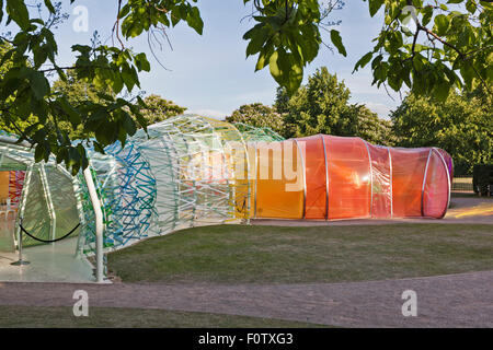 La serpentine 2015 Pavillon dans les jardins de Kensington, Londres, Angleterre. Conçu par l'Espagne, José Selgas et Lucia Cano. Banque D'Images