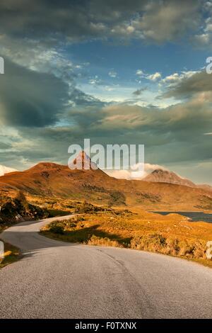 Paysage avec des routes rurales sinueuses, Assynt, Ecosse, Royaume-Uni Banque D'Images