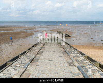 Whitstable, UK, 21 août 2015. Météo France : belle météo à Whitstable aujourd'hui. En tant que touristes et habitants de profiter du soleil. Credit : CBCK-Christine/Alamy Live News Banque D'Images