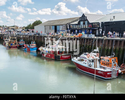 Whitstable, UK, 21 août 2015. Météo France : belle météo à Whitstable aujourd'hui. En tant que touristes et habitants de profiter du soleil. Credit : CBCK-Christine/Alamy Live News Banque D'Images