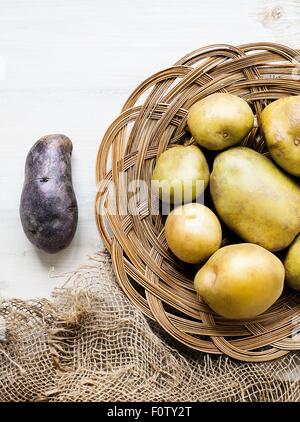 Les pommes de terre dans le panier en osier Banque D'Images