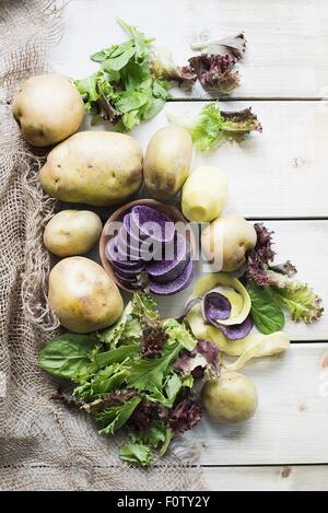 Salade de pommes de terre pelées, overhead view Banque D'Images