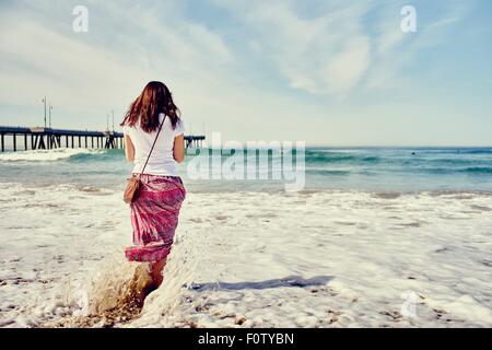 Rear view of woman paddling, Venice Beach, Los Angeles, Californie Banque D'Images