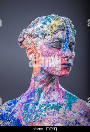 Portrait de jeune femme, couverte de peintures de couleurs différentes Banque D'Images
