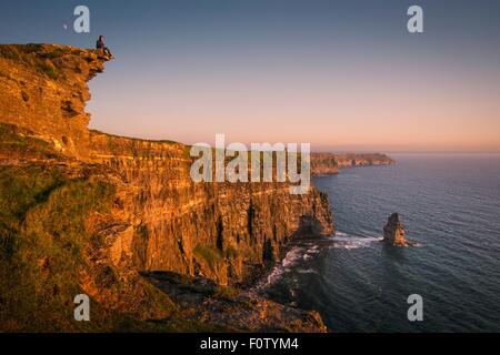 L'homme sur les falaises de Moher, Liscannor, Irlande Banque D'Images