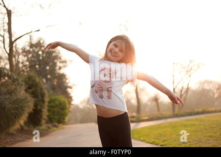 Portrait de jeune fille en parc, smiling Banque D'Images