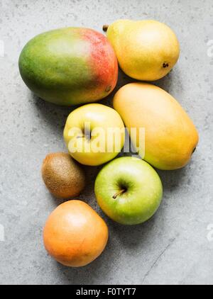 Fruits mûrs avec apple, mangue, kiwi, poire et coing Banque D'Images