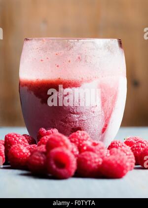 Smoothie aux framboises congelées avec framboises fraîches Banque D'Images