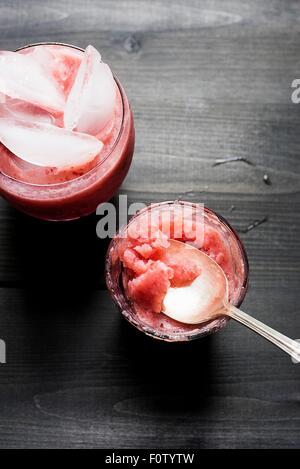 Fresh fruit glacé granité aux fraises en verre Banque D'Images