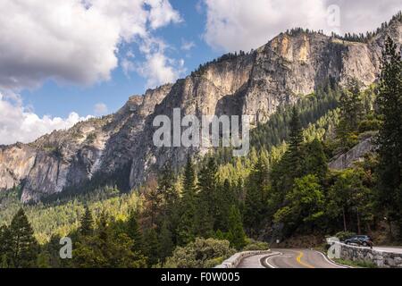 Voir l'autoroute de Peaceful Mounain, Yosemite National Park, California, USA Banque D'Images