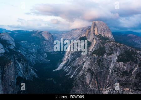 Vue des montagnes élevées, Yosemite National Park, California, USA Banque D'Images