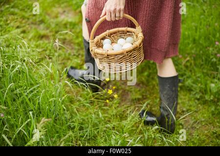 Portrait de femme avec panier d'oeufs de poules Banque D'Images