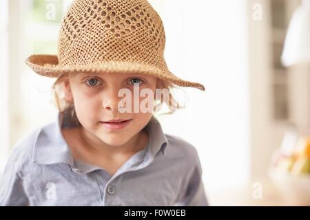 Portrait of boy wearing straw hat, looking at camera Banque D'Images