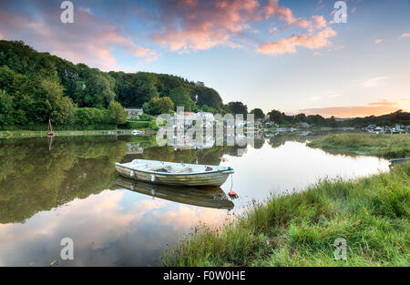 Bateaux au lever du soleil sur la rivière à Lerryn à Cornwall Banque D'Images