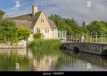 Fairford moulin sur la rivière Colne, dans la ville de marché de Cotswold Fairford, Gloucestershire, England, UK Banque D'Images