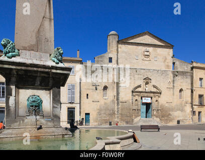 Fontaine autour de l'obélisque romain et le Musée d'Art Paien dans la place de la République Arles Banque D'Images