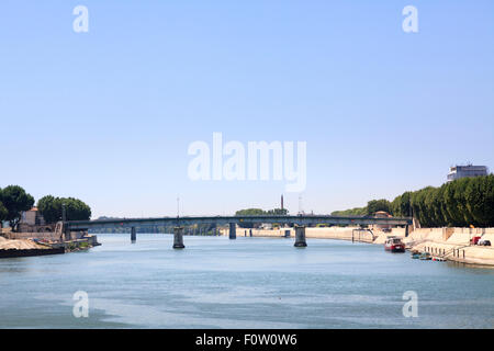 Pont sur le Rhône à Arles France Banque D'Images