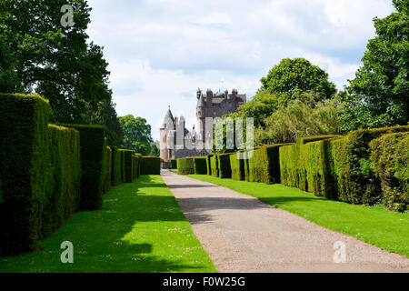 Allée de jardin à l'Italienne à Glamis Castle, comté d'Angus, Scotland Banque D'Images