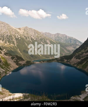 Vue de Czarny Staw Morskie Oko et lacs de montagnes Tatry au cours de randonnées à pic Rysy Banque D'Images