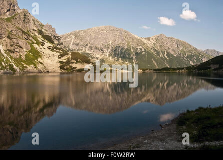 Czarny Staw Lake dans les montagnes Tatras, avec une réflexion sur la masse de l'eau Banque D'Images