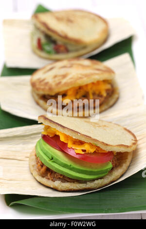 Arepas, sandwich pain de maïs colombien vénézuélien Banque D'Images