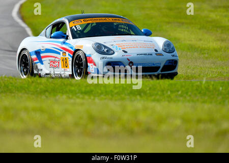 Alton, VA, USA. Août 21, 2015. Alton, VA - Aug 21, 2015 : Le pneu Continental Sports Car Challenge équipe de Remo Ruscetti et Dylan Murcott sur la piste pour la # 18 Cobra Golf & Rickie Fowler Porsche Cayman sur pneus Continental pour une séance d'essai pour la série de pneus Continental au Virginia International Raceway à Alton, VA. Credit : csm/Alamy Live News Banque D'Images