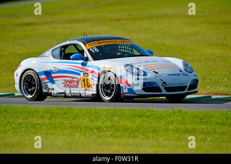 Alton, VA, USA. Août 21, 2015. Alton, VA - Aug 21, 2015 : Le pneu Continental Sports Car Challenge équipe de Remo Ruscetti et Dylan Murcott sur la piste pour la # 18 Cobra Golf & Rickie Fowler Porsche Cayman sur pneus Continental pour une séance d'essai pour la série de pneus Continental au Virginia International Raceway à Alton, VA. Credit : csm/Alamy Live News Banque D'Images