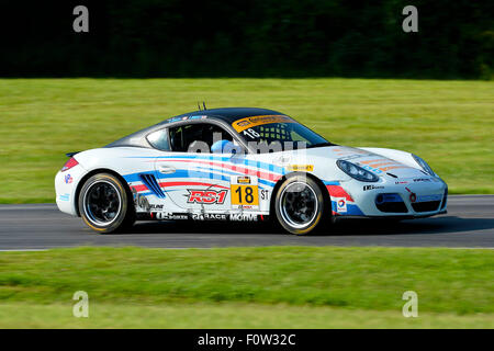 Alton, VA, USA. Août 21, 2015. Alton, VA - Aug 21, 2015 : Le pneu Continental Sports Car Challenge équipe de Remo Ruscetti et Dylan Murcott sur la piste pour la # 18 Cobra Golf & Rickie Fowler Porsche Cayman sur pneus Continental pour une séance d'essai pour la série de pneus Continental au Virginia International Raceway à Alton, VA. Credit : csm/Alamy Live News Banque D'Images