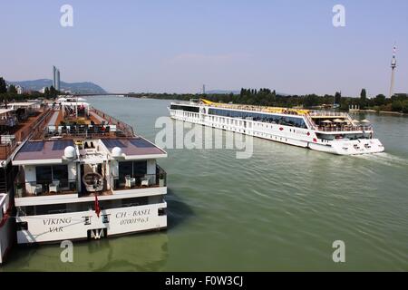 Var Viking (amarré), Arosa Donna (déménagement en remontant le fleuve) - bateaux de croisière sur le Danube à Vienne, Autriche. Banque D'Images