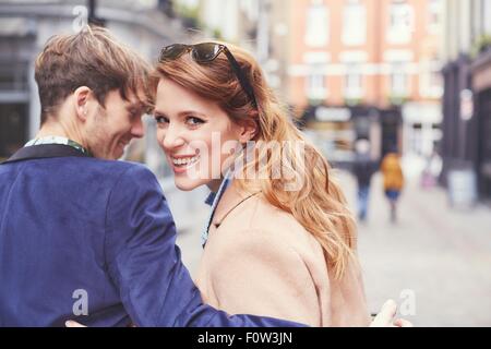 Portrait de couple strolling le long Street, London, UK Banque D'Images
