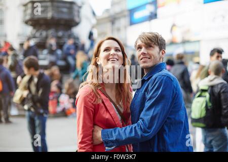 Tourist couple looking up de Piccadilly Circus, Londres, UK Banque D'Images