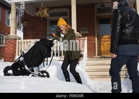 Couple avec chariot de bébé en hiver Banque D'Images